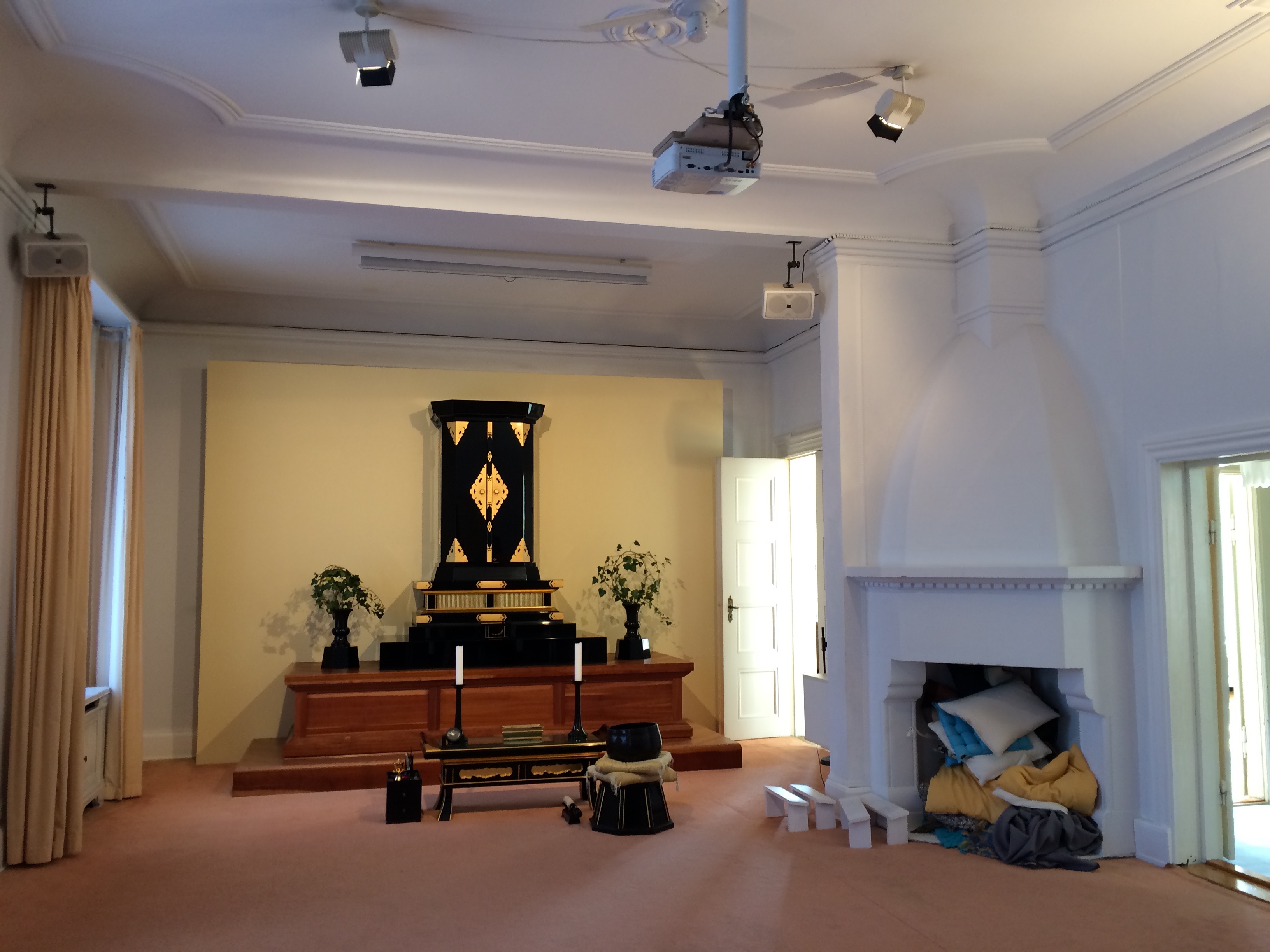 Det buddhistiske alter i stuen.
